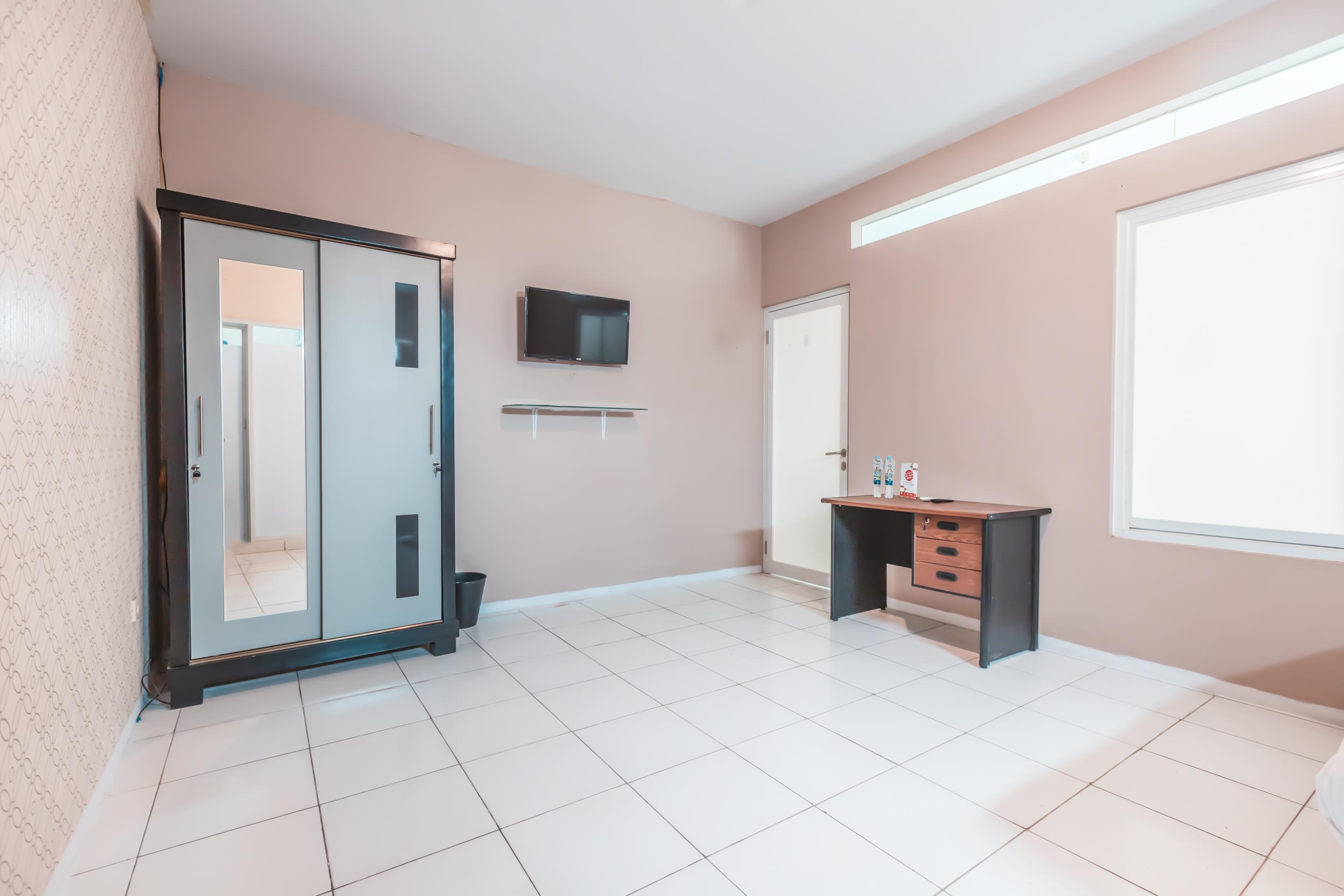 J&B Rooms Pramuka Jakarta Mitra Reddoorz Exterior photo